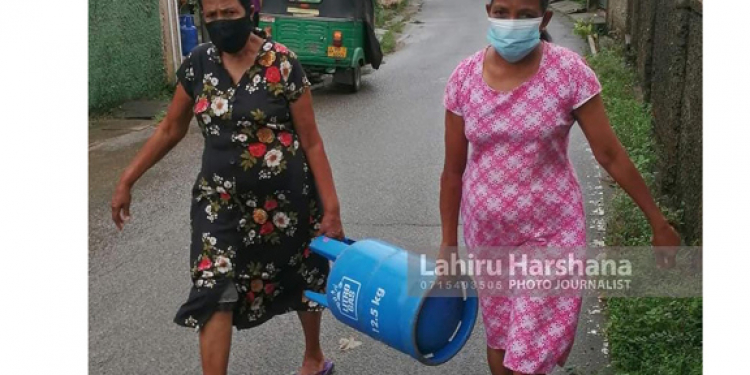 බඩු ගන්න වාහනවල එන්න එපා: ආණ්ඩුවේ තීන්දුවෙන් පසු ජනතාව කරපු දේ… (PHOTOS & VIDEO)