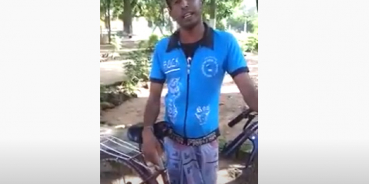 ගමේ අමුතු කොල්ලෙක් රටේ මහඑවුන්ට නොතේරෙන දේ ගමේ භාෂාවෙන් කියා දෙන වීඩියෝව අහලම බලන්න (VIDEO)