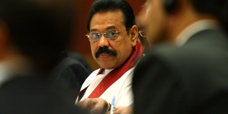 නිලධාරීන් මග හරී: චීන තානාපති ඉදිරියේ අගමැති අසරණ වෙයි!