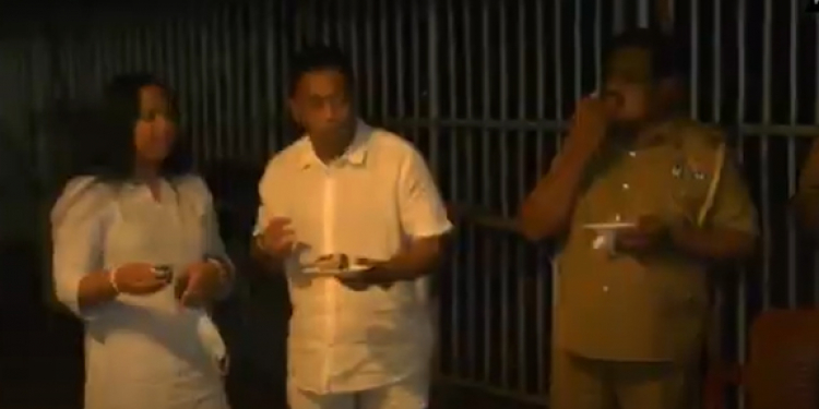 කොරෝනා අස්සේ පොලිසිය කුරුණෑගල නගරාධිපතිගේ උපන්දිනයට කේක් කපයි! (VIDEO)
