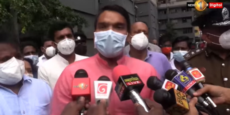 ආණ්ඩුවට ඕන තරම් සල්ලි තියෙනවා: හැබැයි ජනතාවත් ආධාර දෙන්න ඕන! නාමල් කියයි (VIDEO)