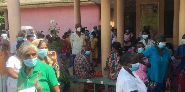 අවදානම නොතකා පෙන්ෂන් එක ගන්න වැඩිහිටියන් පෝස්ට් ඔෆීස්වල පෝලිමේ