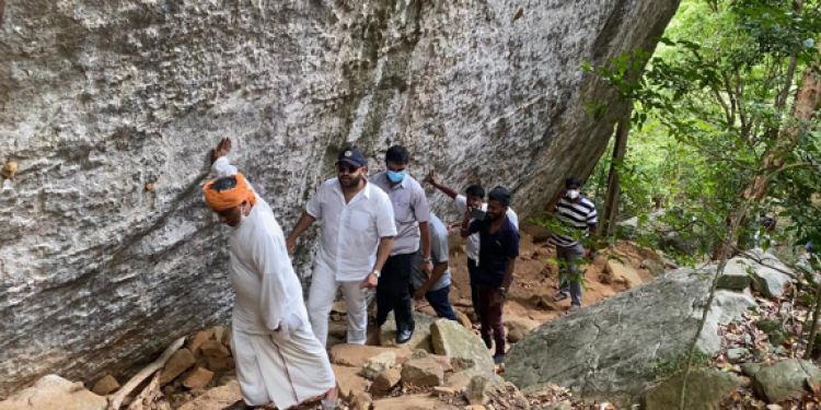 මෙන්න නැගෙනහිර නිධන් හාරනවා! විදුරට TNA මන්ත්රීගෙන් අභියෝගයක්!! (VIDEO)