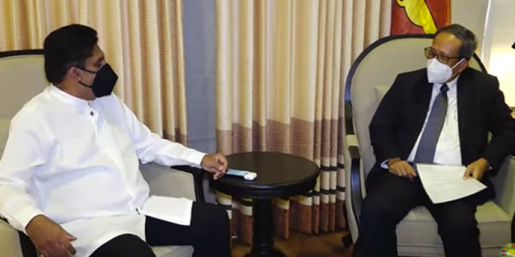 ඉන්දුනීසියාවත් ඇවිත් සජිත් එක්ක කතා කරයි (VIDEO)
