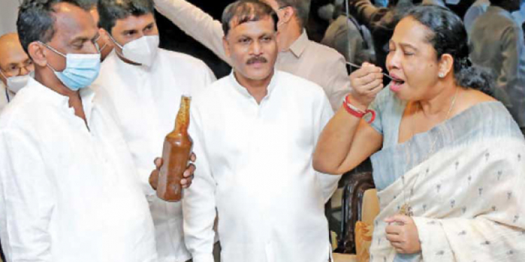 ආණ්ඩුවේ මැතිඇමැතිවරු බීලා පෙන්වපු ධම්මික පැණියෙ රෙදි ගැලවෙයි! සායනික පරීක්ෂණයෙන් ෆේල්!!