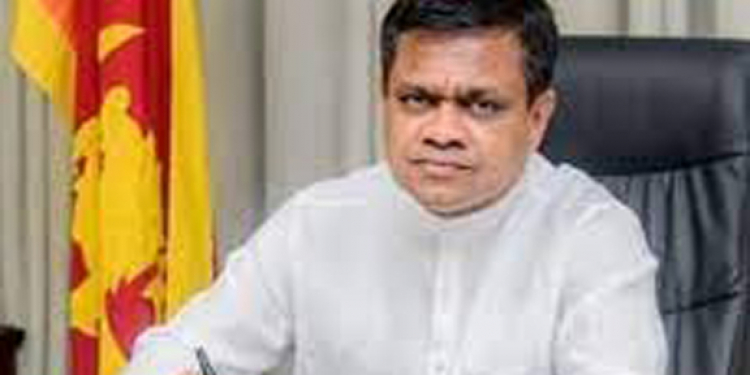 තවත් ඇමැතිවරයෙක් බයවෙයි: ගෙදරින් එළියට නොයන්න තීන්දු කරයි