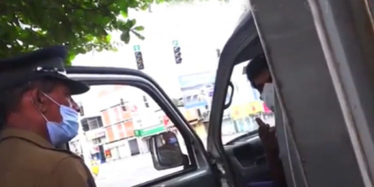 විමල්ගේ හිටපු මන්ත්‍රී පාස් නැතිව පාරේ ගිහින් පොලිසියට සද්දයකුත් දාලා (VIDEO)