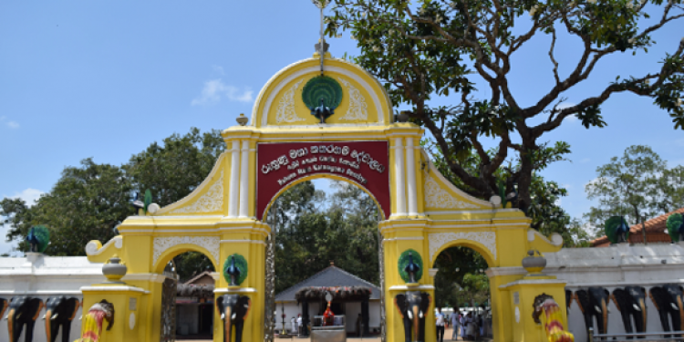 තුන්දෙනකුට කොරෝනා: කතරගම දේවාලය වහයි