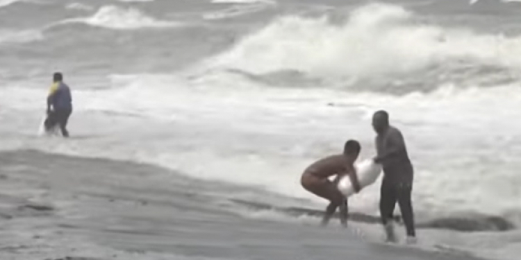 නැවෙන් ගොඩ ගැසූ චොක්ලට්-ෂෝට්ඊට්ස් මීගමුවේ ගෙවල්වල!