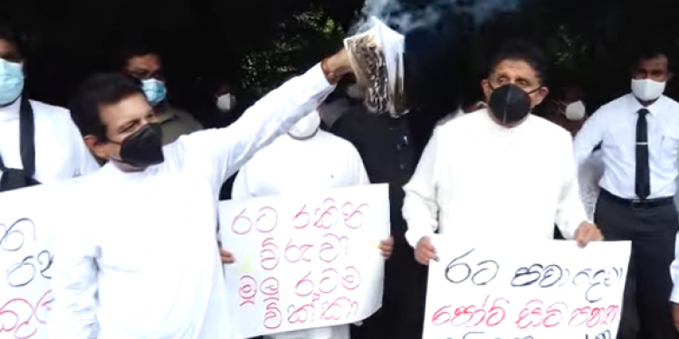 පෝට් සිටි පනතට පාර්ලිමේන්තුව ඉදිරිපිට ගිනි තියයි! (VIDEO)