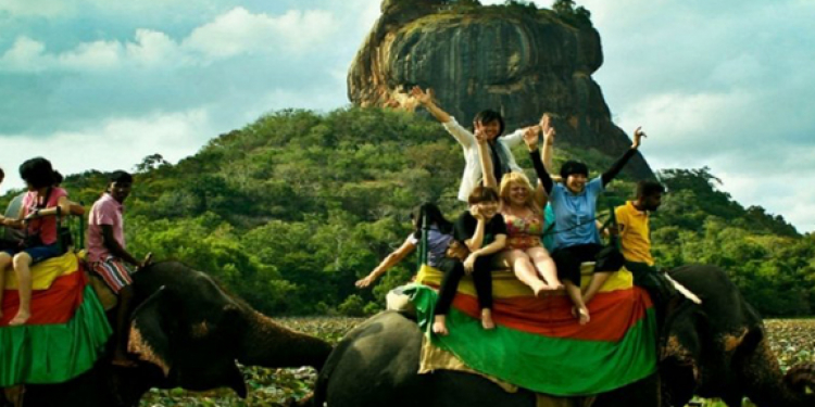 සංචරණ නීති අදාළ නෑ: සුද්දන්ට රටේ ඕන තැනක යන්න පුලුවන්!