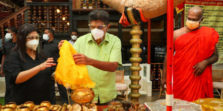 සජිත්-ජලනි රෝහලෙන් පිටව යයි: ගෙදරට යන්න කලින් ගංගාරාමයට! (PHOTOS)