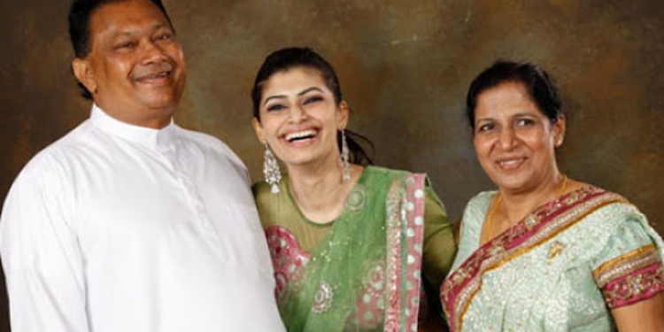 ‘ඝාතකයා නිදැල්ලේය… යුක්තිය නැති රටකට හිරු පායන්නේ නැත! -භාරතගේ බිරිය විරෝධය පායි!