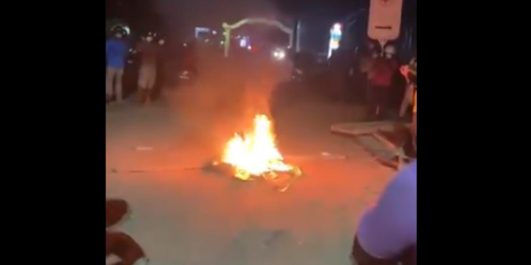 රාජ්ය ඇමැතිගේ ගෙදර ඉදිරිපිට ගිනි මැල දල්වා විරෝධතාවක්! (VIDEO)