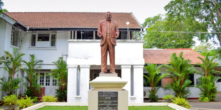 විරෝධය හමුවේ ආණ්ඩුව ඩී.එස්. එකේ හදන්න ගිය කාර් පාක් එක් අත්හිටුවයි