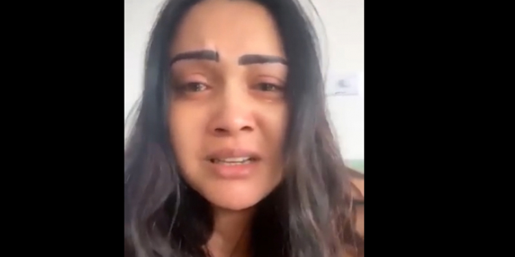 මව කොරෝනාවෙන් මියයයි! ගයත්රි ඩයස් හඬමින් වීඩියෝවක් නිකුත් කරයි!! (VIDEO)