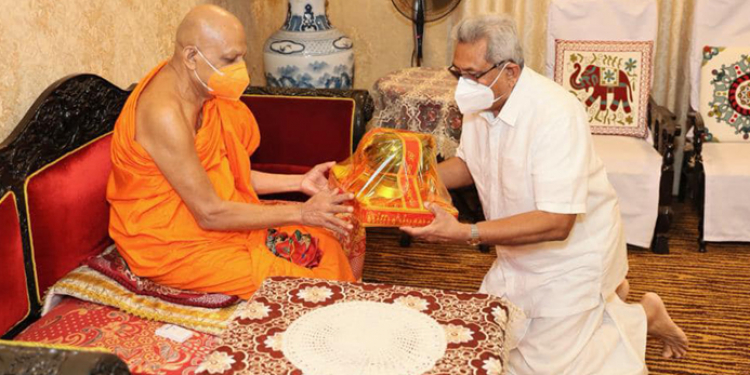 ජනපති මහනුවර ගිහින් නායක හිමිවරුන්ට කරුණු පැහැදිලි කරයි! (PHOTOS)