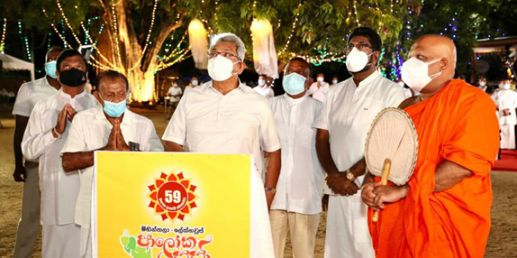 පොසොන් පෝදා ජනපති මිහින්තලා පුදබිම වැඳ පුදා ගනී!