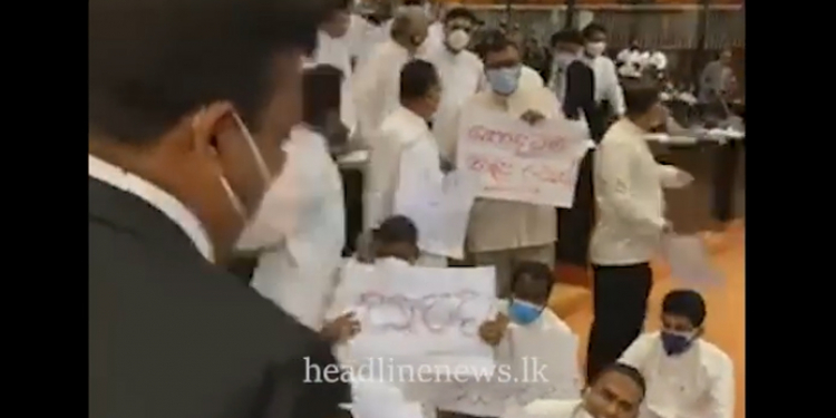 සබාව ඇතුළේ සජබෙ තියපු විකල්ප සබාව මෙන්න! (VIDEO)