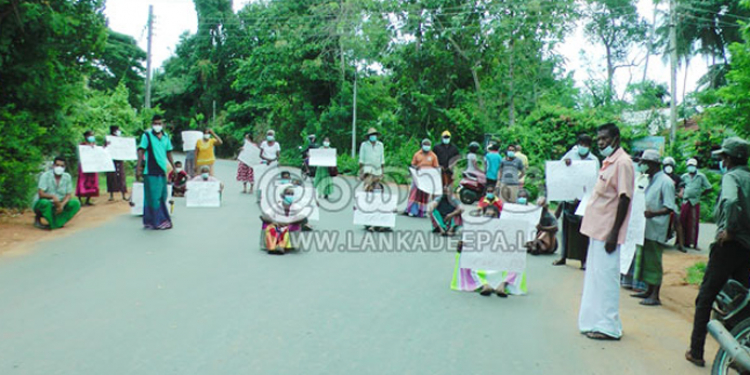 මාස තුනේ ගොයමට පොහොර ඉල්ලා ගොවීන් අම්බලන්ගොඩ පාර වහයි