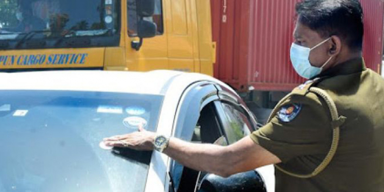 මිනිස්සුන් දින ගාණක් රස්තියාදු කරමින් පොලිසිය අලවපු ස්ටිකරය පොලිසියම නවත්වයි!