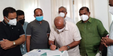 සජබ මන්ත්‍රීවරු ගම්මන්පිලට විරුද්ධව අස්සන් කරන්න පෝලිමේ… (PHOTOS)