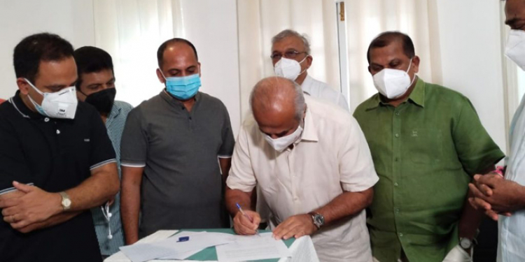 සජබ මන්ත්‍රීවරු ගම්මන්පිලට විරුද්ධව අස්සන් කරන්න පෝලිමේ… (PHOTOS)