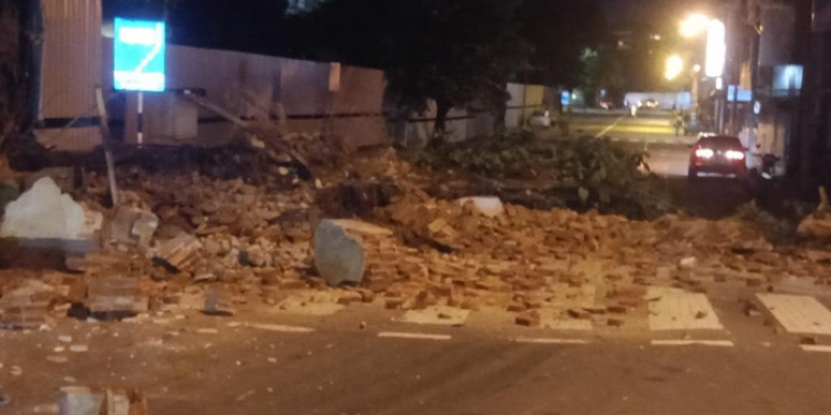 කොරෝනා අස්සේ කොළඹ ඓතිහාසික බිල්ඩිමක් කඩා දමලා! නඩුත් නෑ… බඩුත් නෑ!! (PHOTOS)