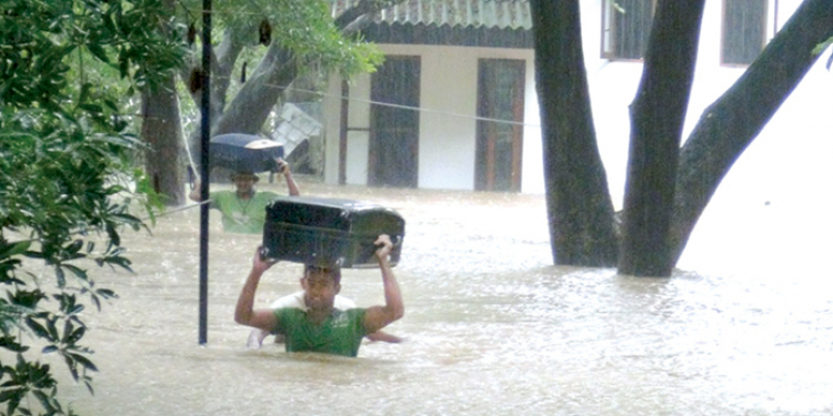 කැලණි ගඟ ‘රතු’ වෙයි: තත්ත්වය භයානකයි!