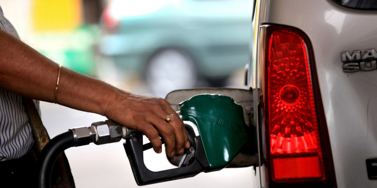 තෙල් මිලට විරෝධය පා අද සජබෙන් කවුරුවත්ම නොකරපු අමුතුම විරෝධතාවක්!
