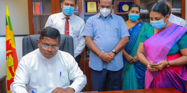 කෘෂිකර්ම අමාත්‍යංශ ලේකම් පුෂ්පකුමාර ඉල්ලා අස්වෙයි