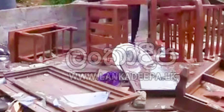 නිවිතිගල කසිප්පුකාරයන්ට ගිහින්! ඔත්තුව දුන්නා කියා ගෙයක් කුඩු කරලා! දරුවෙක් අතුරුදන්!