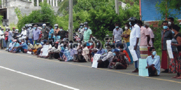 ‘දියව් දියව් පොහොර දියව්’ -ලුනම ගොවීන් පාරේ!