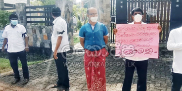 දුන් පොරොන්දු ඉටුකරගන්න බැරි ලැජ්ජාවට පොහොට්ටු මන්ත්‍රී හැට්ට-චීත්ත ඇඳන් පාරට බහියි!