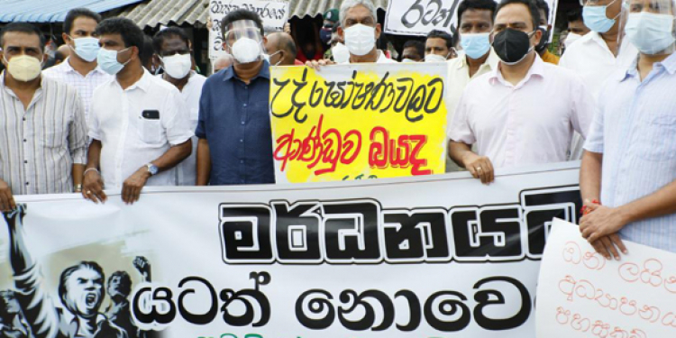 හොරකම් හෙළිකළාට මනූෂ පස්සේ පොලිසිය පන්නනවා! මන්ත්‍රී දඩයමට අපි බය නෑ! (VIDEO)