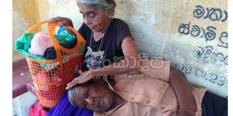 දුව ගෙදරින් පන්නා දැමූ අසරණ අම්මයි තාත්තයි සතියක් මැදිරිගිරිය බස් නැවතුමේ…