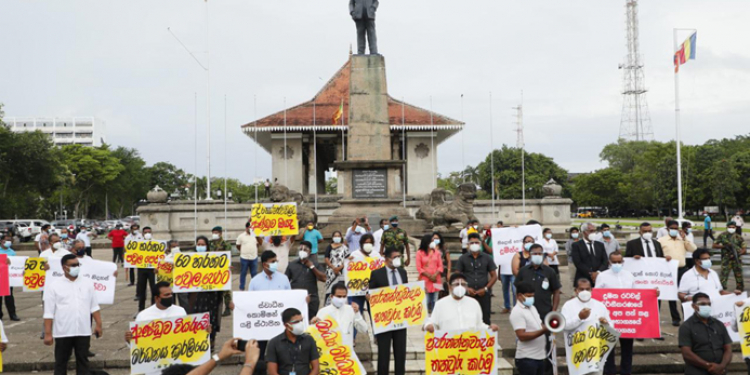 ආණ්ඩුවේ මර්දනයට එරෙහිව විපක්ෂයම නිදහස් චතුරශ්‍රයට එයි! (VIDEO & PHOTOS)