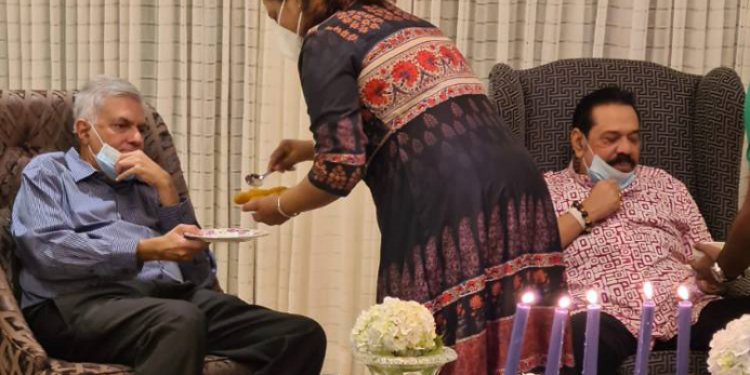 මහින්ද-රනිල් රහස් හමුවක ජායාරූප එළියට…! (PHOTOS)