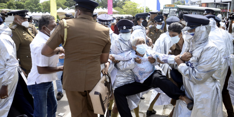 විරෝධතාකරුවන් මර්ධනය කරමින් අත්අඩංගුවට ගැනීම සම්බන්ධයෙන් නීතිඥ සංගමයෙන් පොලීසියට චෝදනා…