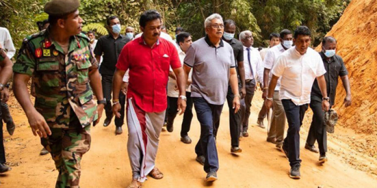 කිව්වා වගේම ජනපති දවස් අනූවෙන් සිංහරාජේ ලංකාගම පාර කාපට් කර දෙයි! (VIDEO)