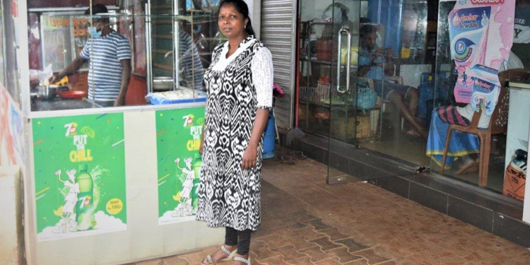 පුංචි වඩේ කරත්තය හෝටලයක් කරපු දිරිය යුවතිය