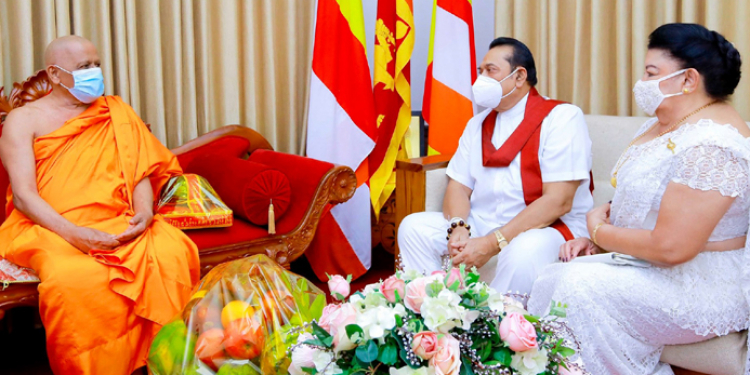 මහින්දයි ශිරන්තියි දළදා වැඳ පුදා ගනී! (PHOTOS)