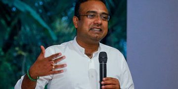 මන්ත්‍රී දඩයම පටන් ගත්තා! වීරසේකර ගැන කළ හෙළිදරව්වෙන් පසු පොලිසිය මනූෂ පස්සේ පන්නයි!  (PHOTOS & VIDEO)