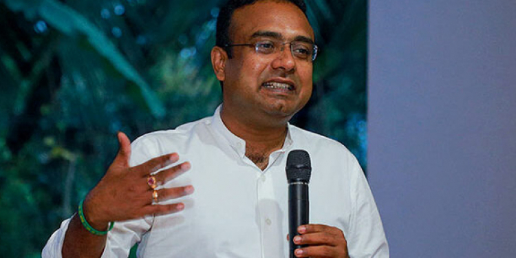 මන්ත්‍රී දඩයම පටන් ගත්තා! වීරසේකර ගැන කළ හෙළිදරව්වෙන් පසු පොලිසිය මනූෂ පස්සේ පන්නයි!  (PHOTOS & VIDEO)