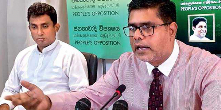 කොහොමද බැදුම්කර හොරු ඇල්ලීම! අපේ කාලේ අත්හිටවපු අරක්කු බලපත්‍රය අන්න මේ ආණ්ඩුවෙන් බදුත් නැතිවම දීලා…! (VIDEO)