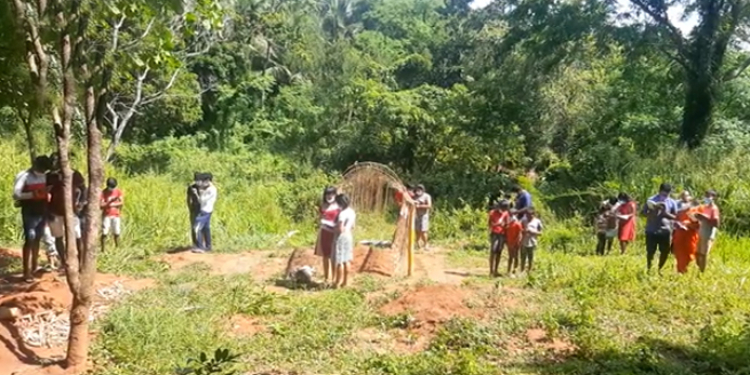 හොල්මන් පවා හොල්මන් වෙන මෙල්පිටිය කනත්තේ ඔන්ලයින් ඉස්කෝලේ… (VIDEO)