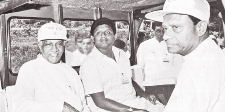 දළදා මාළිගාව වටේ රේස් පැද්දේ අපි නෙමෙයි රණසිංහ ප්රේමදාස (VIDEO)
