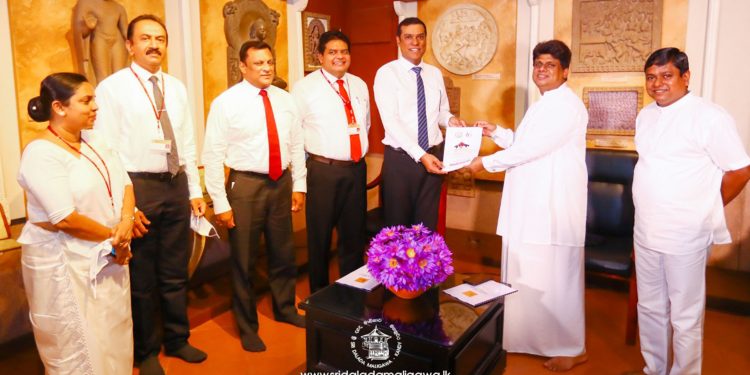 මහජන බැංකුවේ 60 වන සංවත්සරය නිමිත්තෙන් ශ්‍රී දළදා මාලිගාවේ බෞද්ධ සුබසාධක ශිෂ්‍යත්ව අරමුදලට දායකත්වය