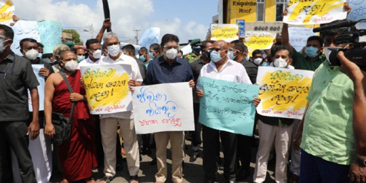 සජිත් සමග සජබෙ කළුතරින් පාරට බහී! (PHOTOS & VIDEO)