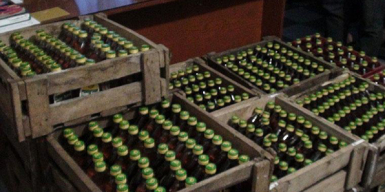 තමන්ගේ බාර් එකට බිස්නස් නැති වේ යැයි කියා දේශපාලන ප්රබලයෙක් සතොසට ආ අරක්කු ලොරිය පන්නා දමලා!